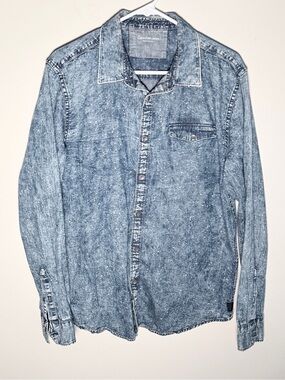 Calvin Klein Jeans Men’s Light Blue Acid-Wash Denim Button-Down Shirt